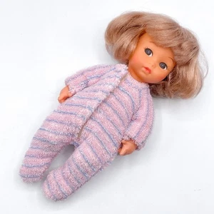 Amanda Jane Baby Doll Vintage Bionda Occhio Laterale Posabile Pastello Outfit Pannolino 7in - Foto 1 di 16