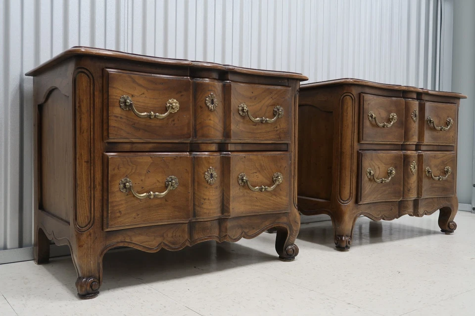 Par de mesitas de noche curvas de roble provincial francés Henredon Foto 1 de 4