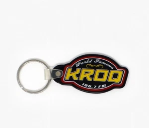 Portachiavi KROQ 106.7 FM famoso concerto radiofonico adesivo esclusivo firmato nuovo - Foto 1 di 2