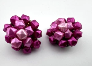 Orecchini clip a grappolo con perline magenta rosa fucsia marcati Hong Kong vintage - Foto 1 di 5