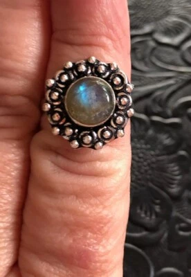 Anillo de labradorita artesanal azul flash motivo floral talla 7,5 Foto 1 de 3