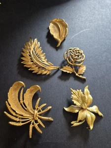 Broches vintage/antiguos florales tono dorado X5 lote mixto en muy buena condición para edades sin caja - Imagen 1 de 19