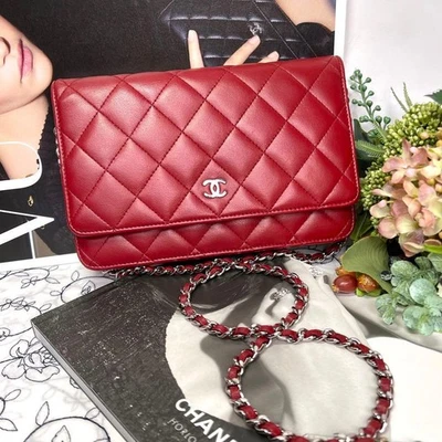 Bolso de Hombro CHANEL Matelasse Cadena Cartera Rojo Herrajes Plateados Usado de Japón Foto 1 de 4