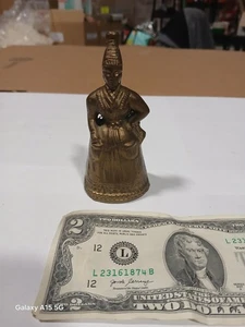 Vintage 60er Jahre handgefertigte schwere massive Messing Dame Glocke mit Füßen Läuten Indien  - Bild 1 von 13