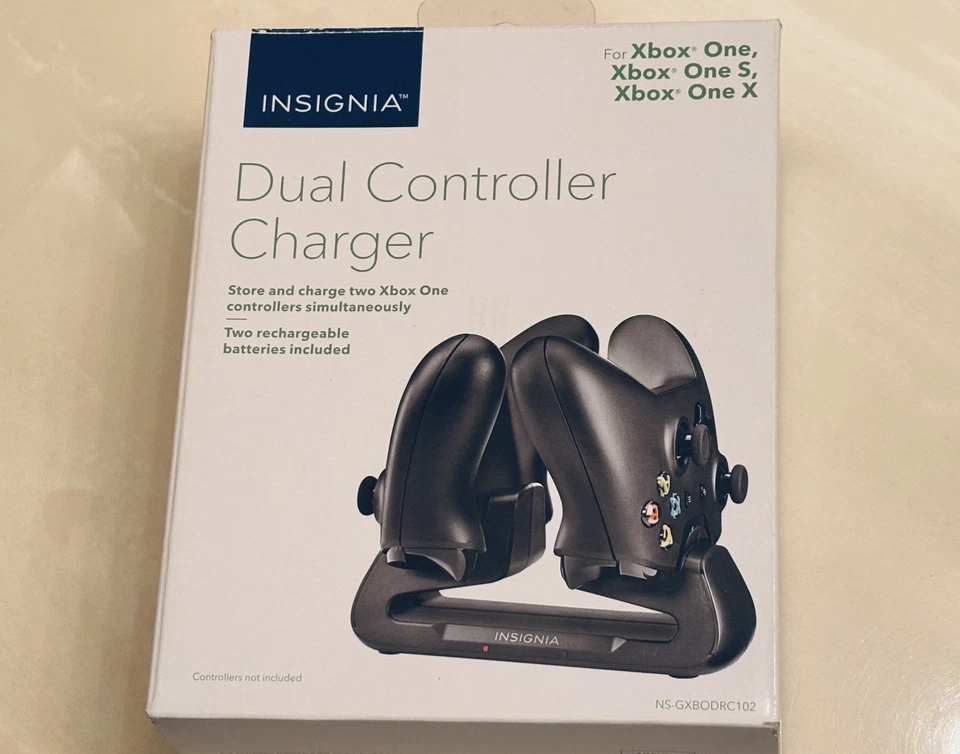 Insignia — зарядное устройство с двумя джойстиками для Xbox One, One S и One X - Изображение 1 из 1