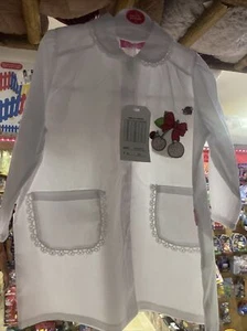 grembiuli asilo bianco con tasche e colletto ricamato taglie 60/55/50/45comunica - Foto 1 di 4