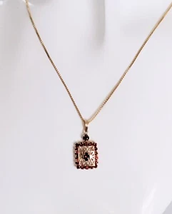 Beautiful 9ct gold Square pendant with Garnet gemstone. Hallmarked.. - Picture 1 of 4