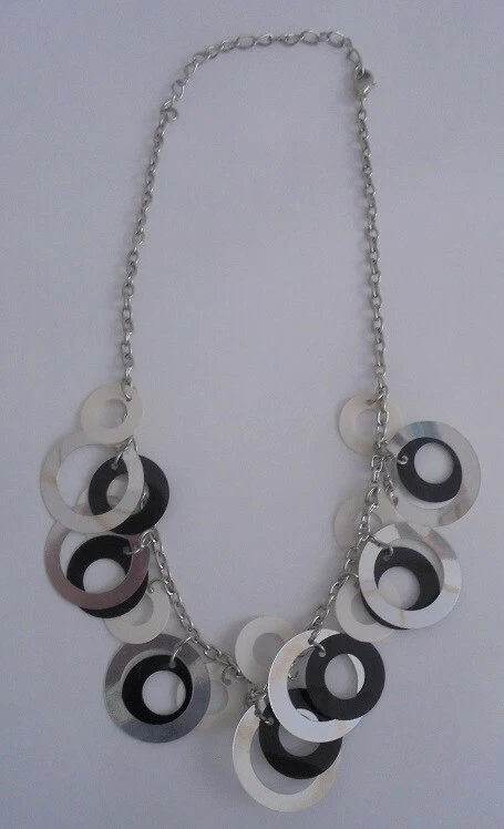 COLLANA IN METALLO CON CERCHIETTI COLORATI CANGIANTI - NERO - Immagine 1 di 1