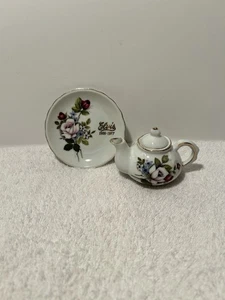 Set teiera e piattino in miniatura vintage Elvis Presley 1935-1977 con bordo dorato - Foto 1 di 24
