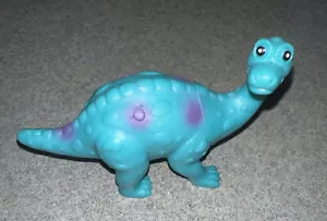Greenbrier International Carino topper per torta in gomma dinosauro verde acqua 2,5"" x 4 - Foto 1 di 7