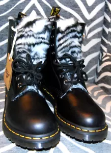 Stivali da combattimento Dr. Martens 1460 Serena Zebra foderati in pelliccia sintetica neri USA 8 NUOVI - Foto 1 di 19