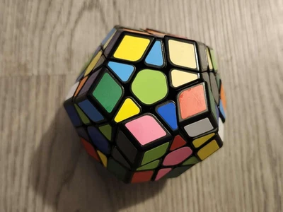 12 Sided QiYi Megaminx QiHeng Speed Cube Magic Twist 3D Puzzle Brain Teaser - Image 1 of 4