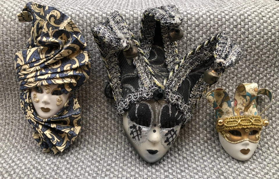 Lote de 3 Máscaras Miniatura Estilo Veneciano, Bufón o Mardi Gras Foto 1 de 4