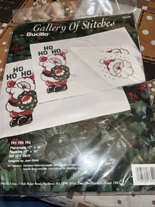 De colección NUEVO 1993 Bucilla punto de cruz Santa HO HO HO 4 manteles individuales y 4 servilletas - Imagen 1 de 5