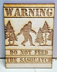 "Letrero de madera ""Do Not Feed The Sasquatch"" | Señal de advertencia Bigfoot para barra de garaje en casa - Imagen 1 de 7