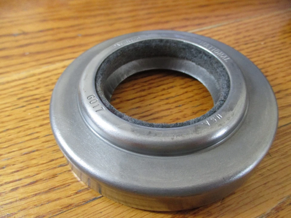 1940 41 42 46 47 48 49-60 + CHRYSLER IMPERIAL & DODGE TRUCK + Pinion Seal + NOS - Imagem 1 de 1