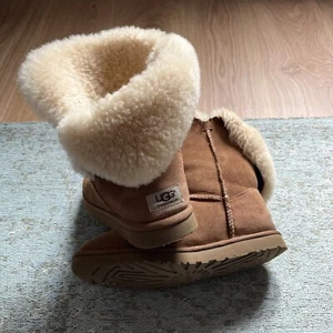 UGG Australia Boots 5803 Bailey Button Short Größe 8 EUR 39 UK 6.5 - Bild 1 von 9