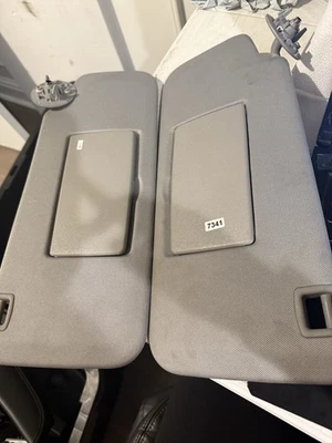 Chevrolet Trax 2017-2021 para pasajeros y conductor parasoles gris OEM Foto 1 de 4