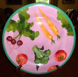 TERRIFIC 2004 DROLL DESIGNS LARGE ROUND PLATTER-CARROTS-BROCCOLI-TOMATOES-RADISH - Picture 1 of 4