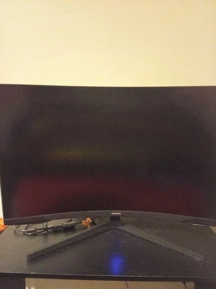 Monitor curvo ultra ancho para juegos Samsung Odyssey G5 32" Foto 1 de 2