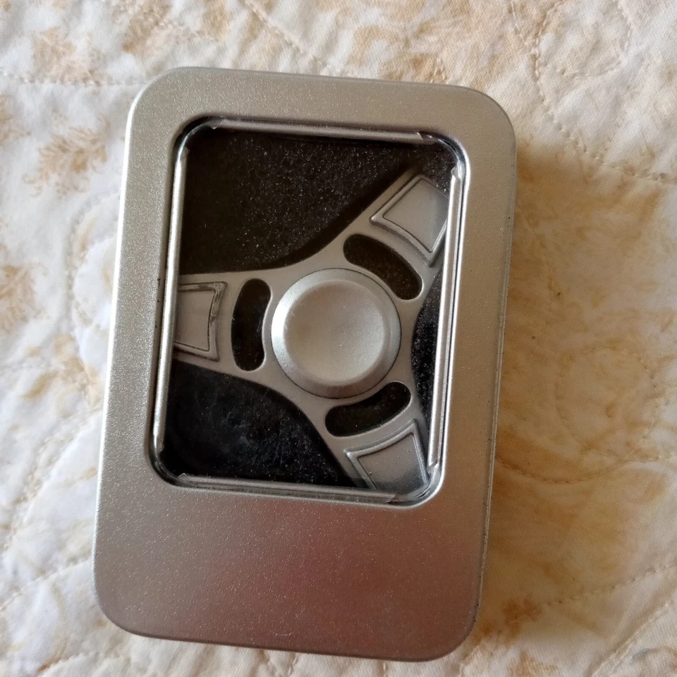 Fidget Spinner de Metal, Usado, Pesado, Gira Bonito, Viene con Estuche de Metal, Sin Marca Foto 1 de 4
