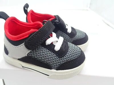 Zapatilla deportiva de caña alta informal Carter's para niños, negra, 4 M niño pequeño Foto 1 de 4