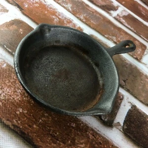 # 1 Schwarze Mini Gusseisen Bratpfanne - Bild 1 von 6