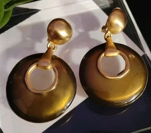 ¡Pendientes redondos vintage ANNE KLEIN 2,5" tono dorado esmalte marrón llamador de puerta! - Imagen 1 de 9
