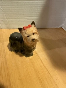 Vintage Porzellan Yorkshire Terrier Figur Figurine CHINA rote Schleife Yorkie MARKIERT? - Bild 1 von 5