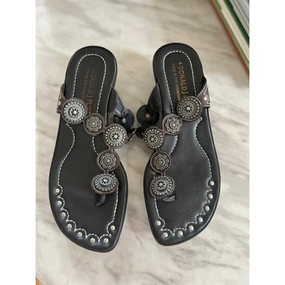 Sandalia Donald J. Pliner de cuero negro/marrón oscuro adornada occidental Foto 1 de 4