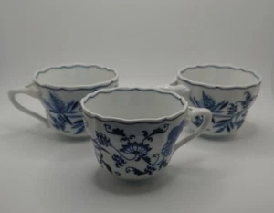 3 Blue Danube Blau Zwiebel Teetassen Kaffeebecher 2,5" Dreibeingriff Vintage **LESEN** - Bild 1 von 10