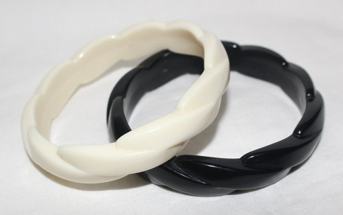 OFF WHITE Braccialetti vintage in plastica dura intrecciati torti bianchi e neri (2)