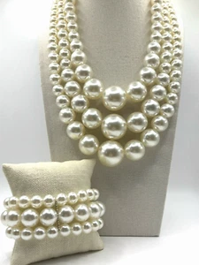 Vintage 3 Strand Graduated Imitation Pearl Layered Necklace Stretch Bracelet Set - Picture 1 of 21
