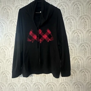 Maurices Damen Fleece Wasserfallausschnitt Weihnachtspullover schwarz & rot kariert Bäume 2x - Bild 1 von 5