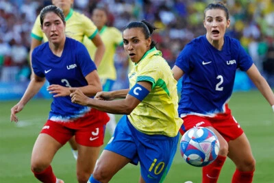Marta Brasil Jugadora Nacional de Fútbol 2024 Juegos de Verano Deportes - PÓSTER 20"x30" Foto 1 de 3