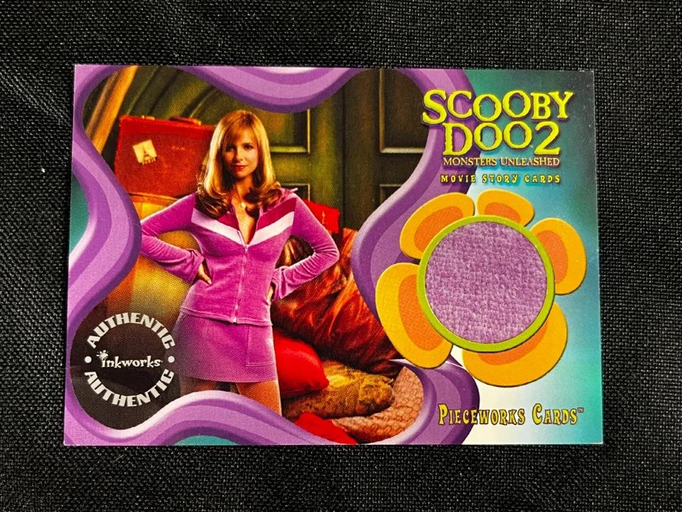 SCOOBY DOO 2 INKWORKS PIECEWORK SARAH GELLAR DAPHNE T-SHIRT #PW-11 PATCH CARD AA - Image 1 of 2