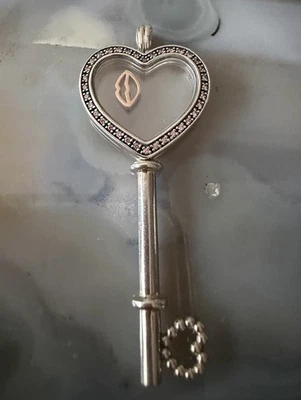 Colgante medallón llave flotante Pandora plata de ley 924 Foto 1 de 4