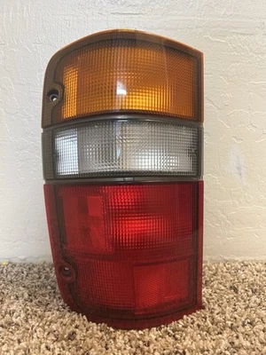 Luz trasera izquierda lado conductor Isuzu Trooper 1992-1997 8943589052 OEM Foto 1 de 4