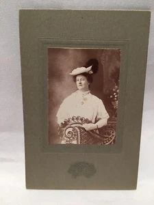 Vintage Antik Studio Foto Schrank Karte Portrait Frau ausgefallener Hut 1906 - Bild 1 von 4