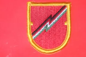 ORIGINAL ISSUE US ARMY 1ST FIELD ARTILLERY DETACTMENT BERET FLASH - Picture 1 of 2