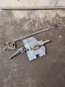 80-91 Ford F350 CREW CAB REAR Driver Left DOOR LATCH assembly w/ RODS oem - Picture 1 of 7