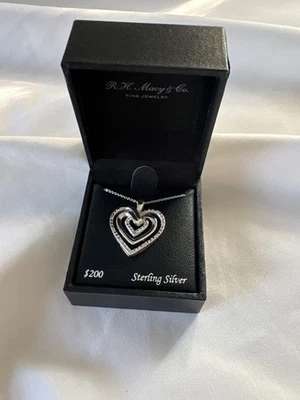 Collar con colgante de diamantes de triple corazón de plata de ley de 18" (1/10 ctw) nuevo con etiquetas. Macy's Foto 1 de 4