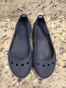 Crocs Kadee Ballerinas Damengröße 7 Slipper hellbraun Tierblau marineblau - Bild 1 von 4