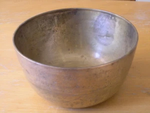 Antiguo Tazón de Canto Tibetano Grabado Gong Buda de Oración 7 7/8" Inscrito con fecha - Imagen 1 de 12