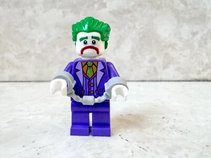 LEGO Super Heroes Batman THE JOKER Lime Vest Dark Green Bow Tie Minifigure NUOVA - Imagen 1 de 1