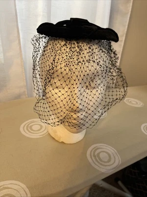 SOMBRERO TERCIOPELO NEGRO VINTAGE DAMAS / ELEGANTE / ESTILO PLANO REDONDO / AÑOS 40 / LAZO Foto 1 de 4