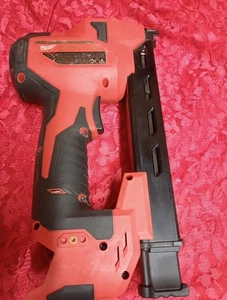 Pistola grapadora Milwaukee M12 2448-20 - roja - Imagen 1 de 4