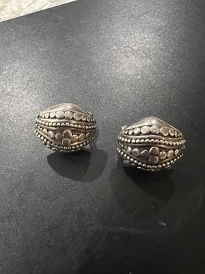 Pendientes Huggie John Hardy de Plata de Ley con Punto y Caviar Foto 1 de 4