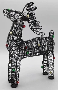 Ciervo de Navidad de alambre trenzado de metal con cuentas rojas, verdes, plateadas, estatuilla - Imagen 1 de 7