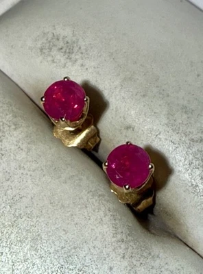 Conjunto de brincos de ouro 14K sólido 4 mm corte redondo rubi natural ESTATE - Imagem 1 de 4